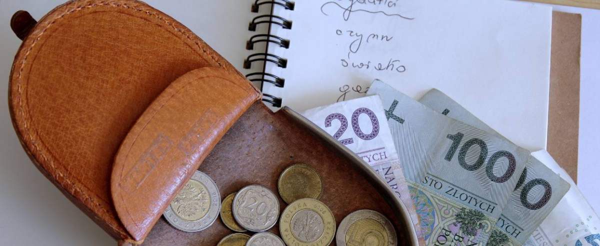 PHOTO: ZOFIA I MAREK BAZAK / EAST NEWS N/Z Problemy finansowe spoleczenstwa - pieniadze w starej portmonetce razem z notesem i lista wydatkow domowych