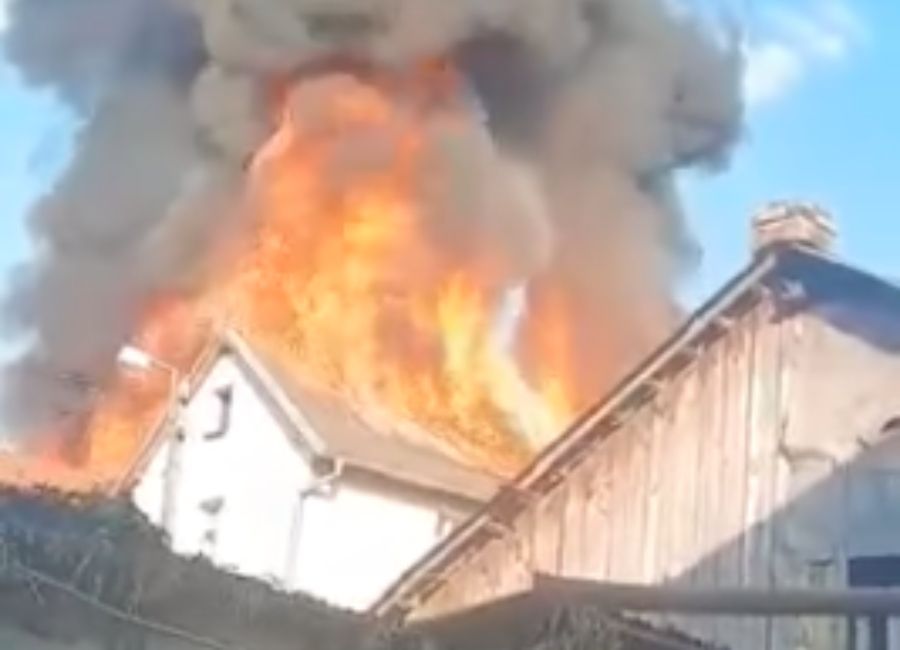 Dolnośląskie: Ogromny pożar domu wielorodzinnego. W akcji 13 zastępów straży, ewakuowano 30 osób