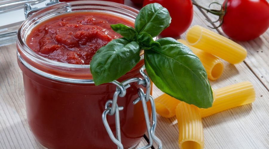 Najsmaczniejszy sos pomidorowy na zimę. W kilku słoikach zachowasz smak lata na cały rok
