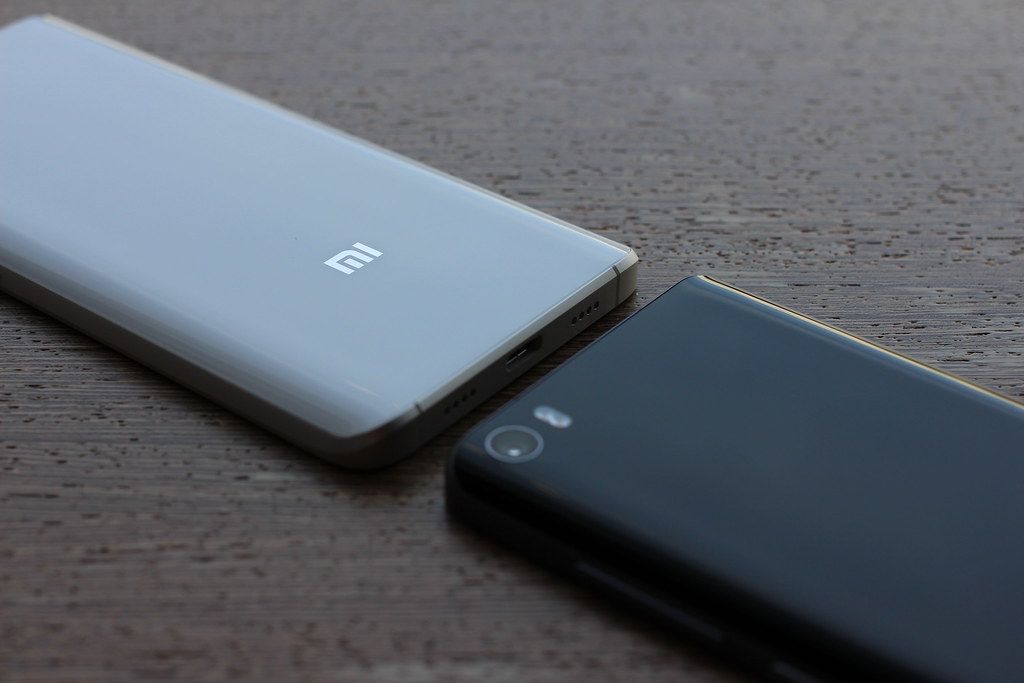 Dwa smartfony od Xiaomi leżące na stole.