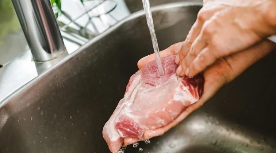 Mycie mięsa pod bieżącą wodą