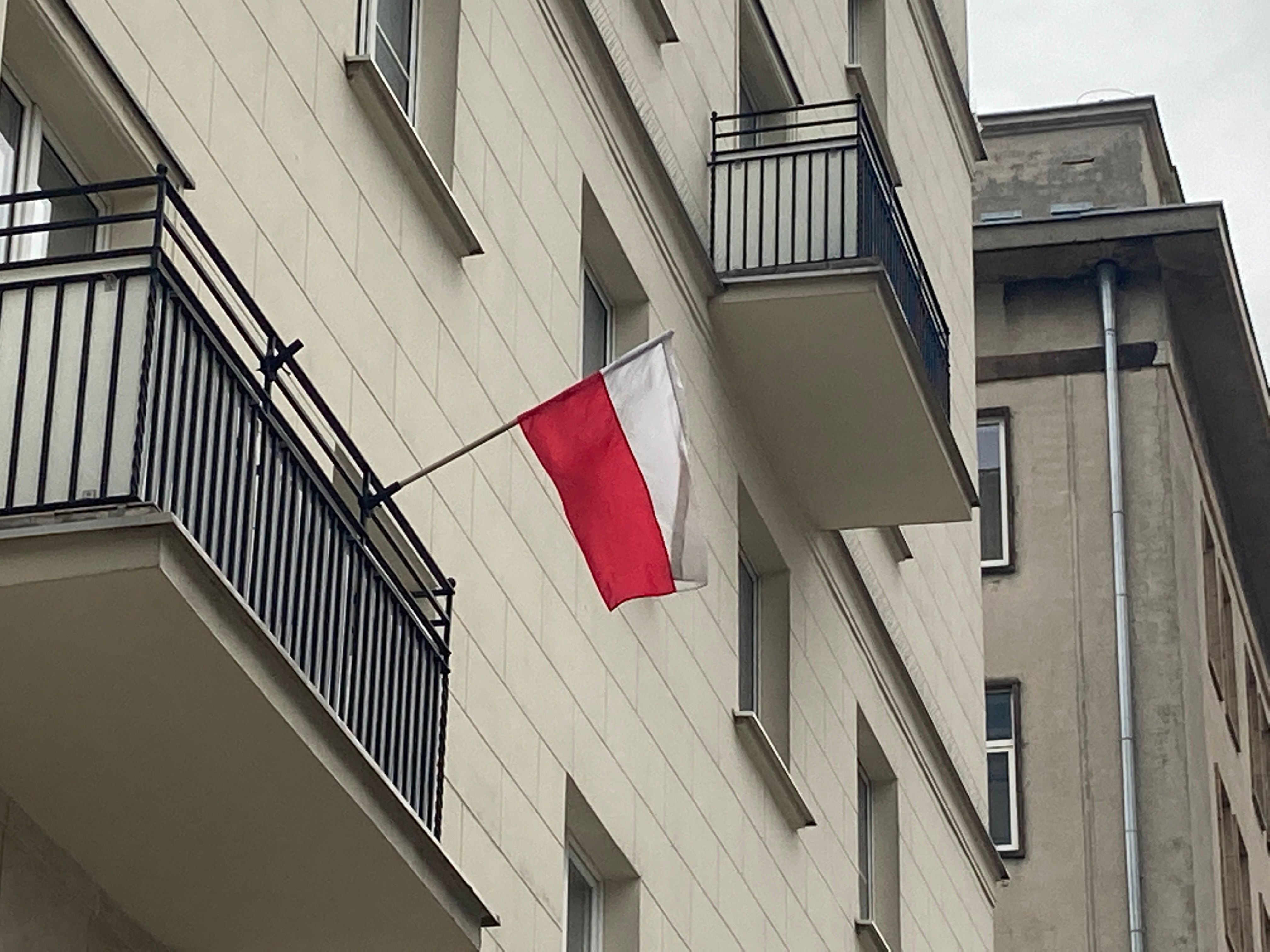 flaga na balkonie-polska flaga-balkon-flaga-iberion