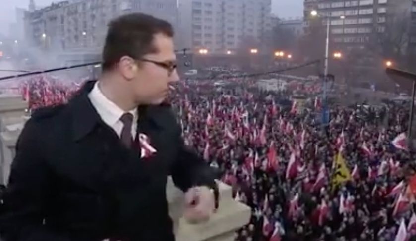 Reporter Telewizji Republika krzyczał do tłumu, że nie jest z TVN