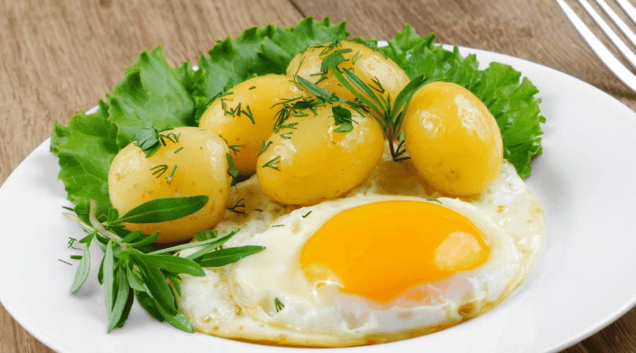 Jajka sadzone z ziemniakami w bulionie