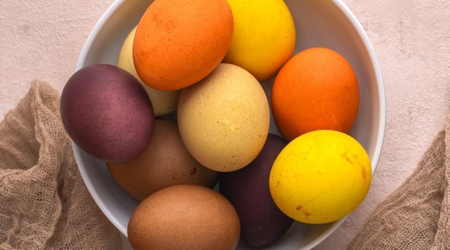 Czym najlepiej barwić jajka na Wielkanoc?