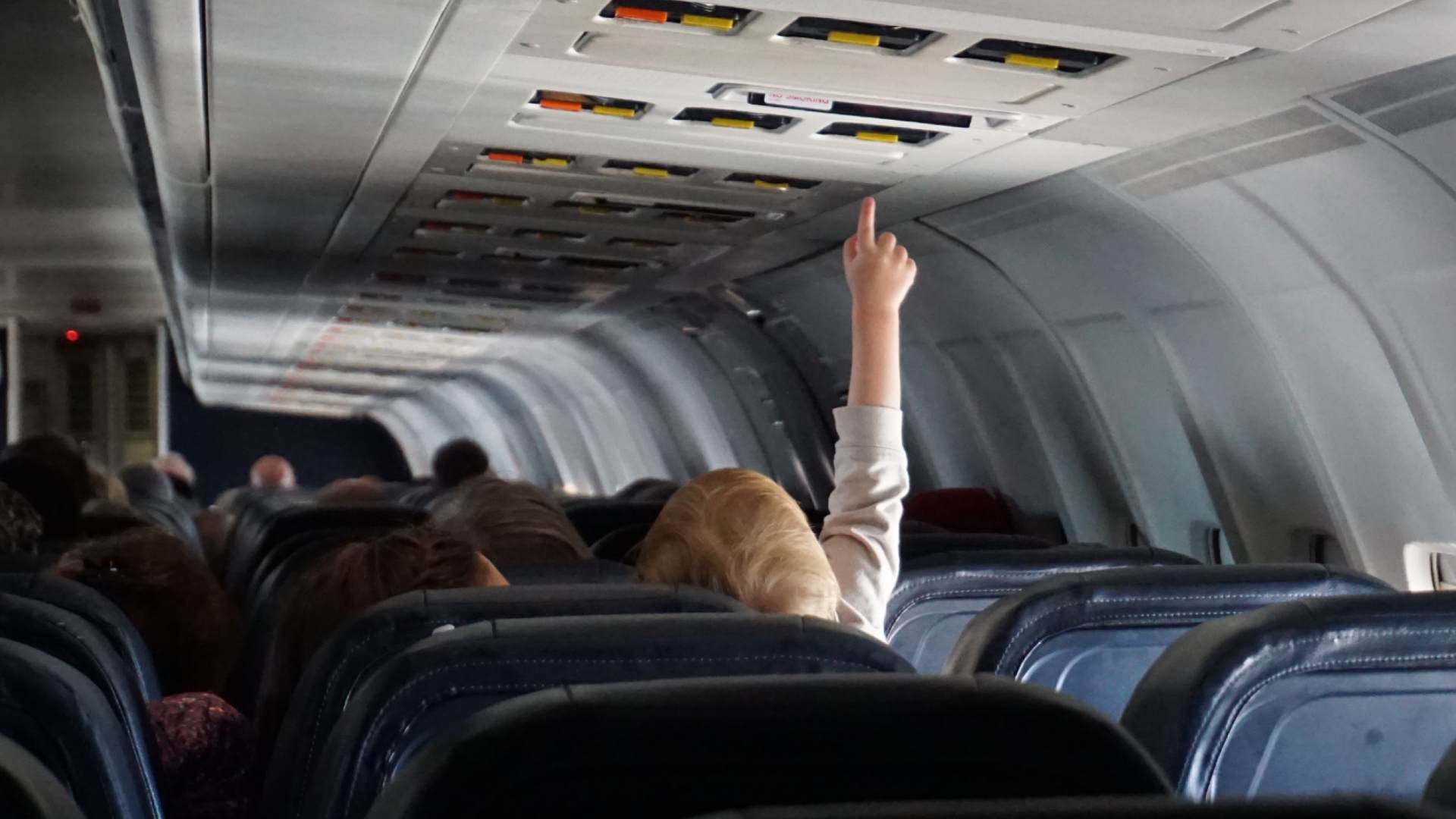 chłopiec wyrzucony z samolotu za brak maseczki