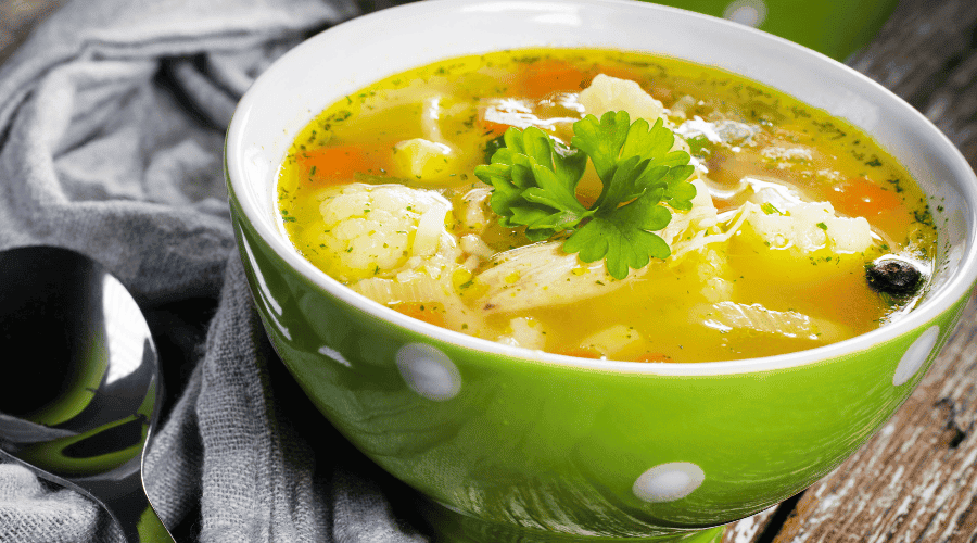 Domowa zupa ogórkowa z ryżem