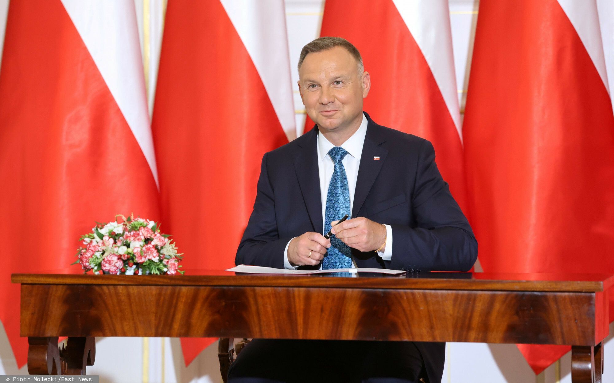Andrzej Duda podpisujący ustawę