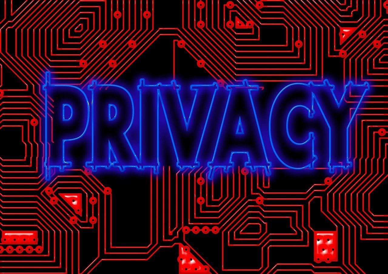 Grafika z neonowym napisem PRIVACY