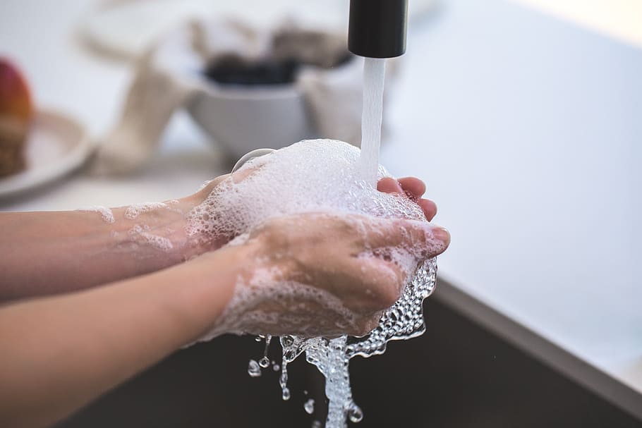 Mycie rąk, mydło, woda, kran, zlew, ręce.
