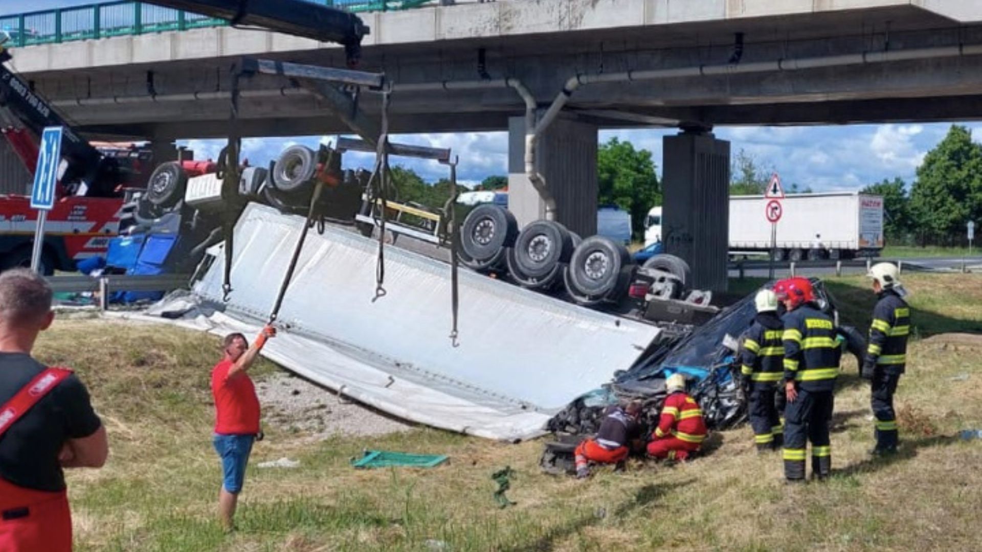 Wypadek: na Słowacji ciężarówka i samochód osobowy spadły z wiaduktu, nie żyją dwie osoby