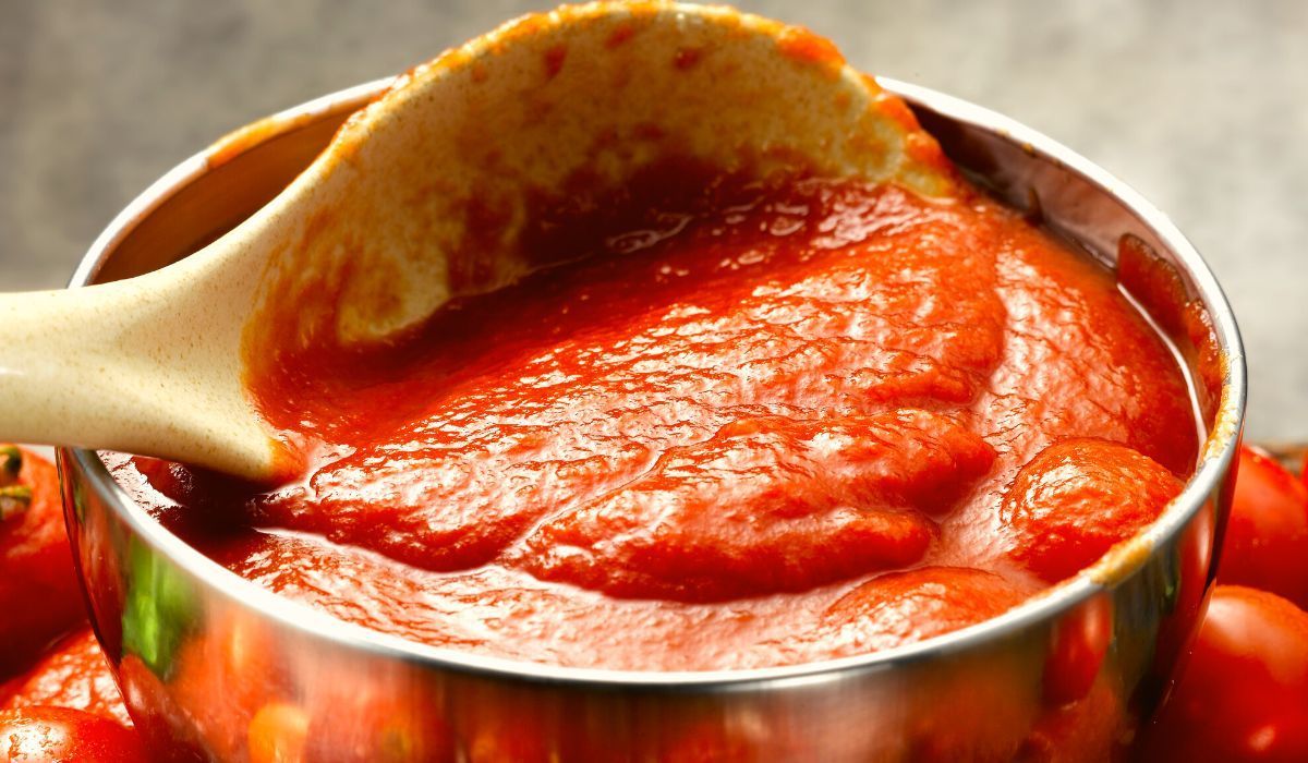 Smakowity sos pomidorowy do słoików na zimę