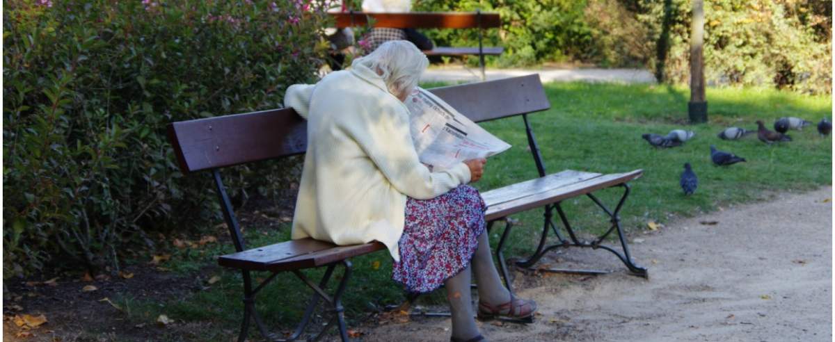 PHOTO: ZOFIA I MAREK BAZAK / EAST NEWS Warszawa Ogrod Krasinskich N/Z Starsza kobieta siedzaca na lawce i czytajaca gazete