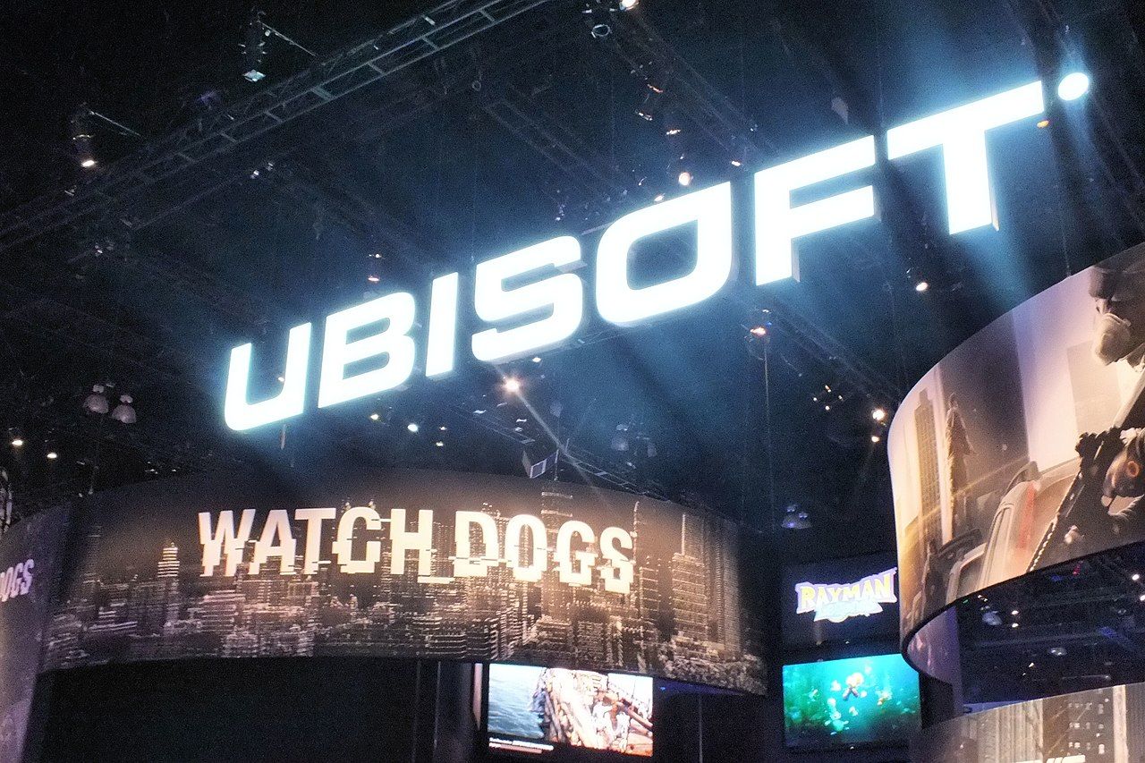 Napis "Ubisoft", w tle napis "Watch Dogs". Stoisko podczas konferencji Ubisoftu.