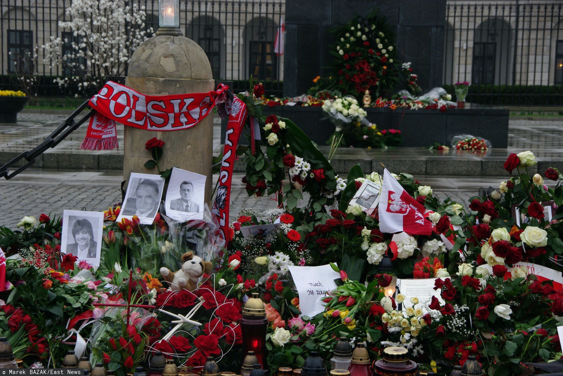 Kwiaty i znicze pod Pałacem Prezydenckim w dniu katastrofy smoleńskiej