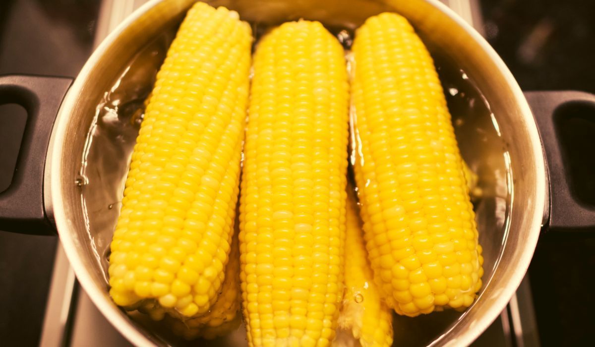 Jak gotować kukurydzę, by była soczysta?