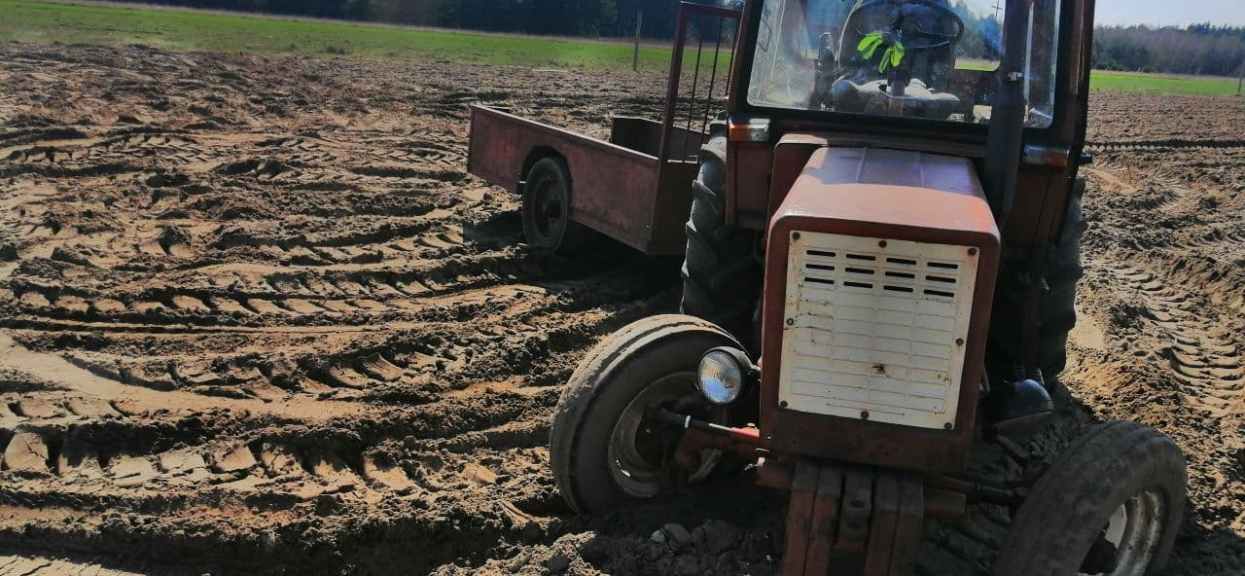 traktor-dwukrotnie-przejechal-rolnika