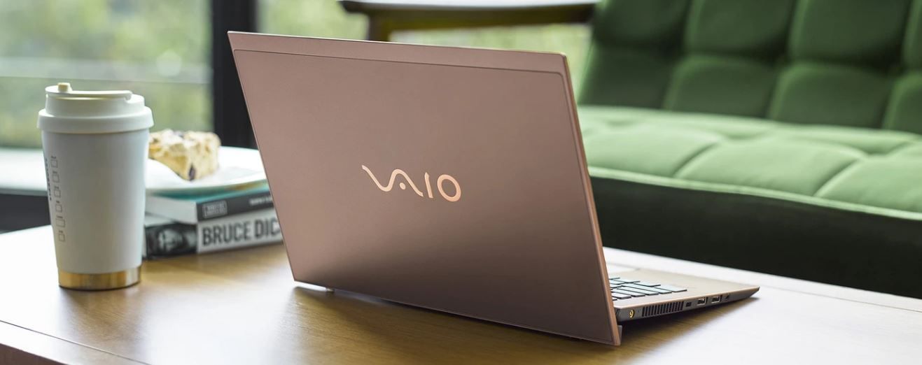 Laptop VAIO SX 14 otwarty na stole w środowisku domowym