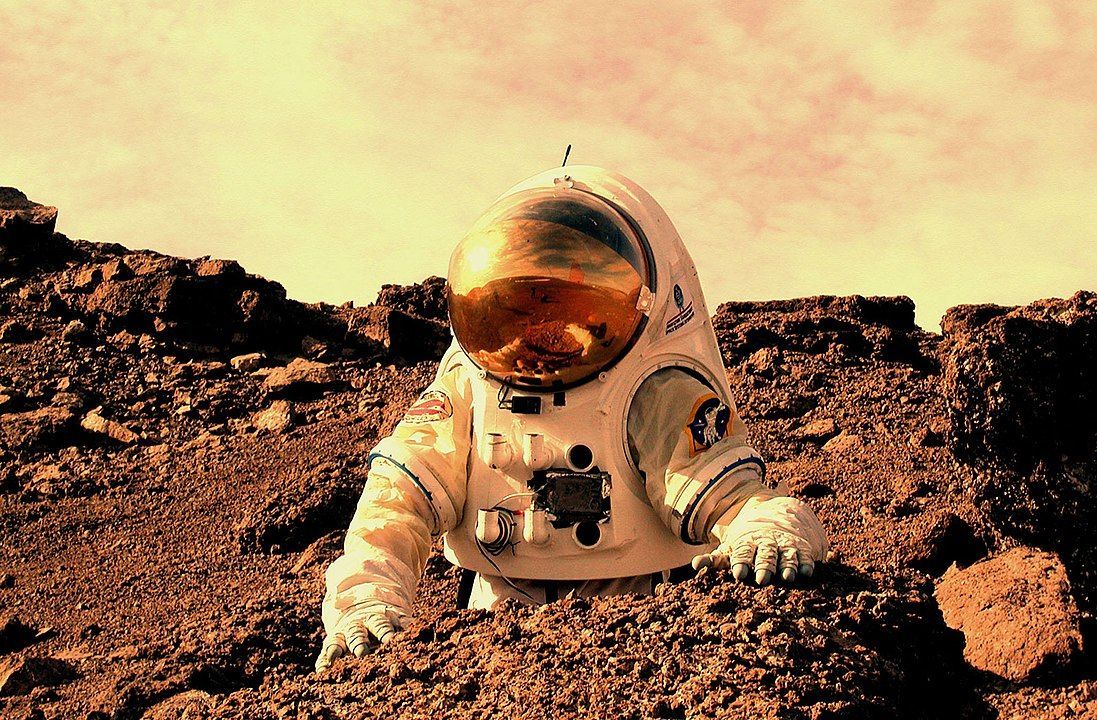 Astronauta pracujący na Marsie.