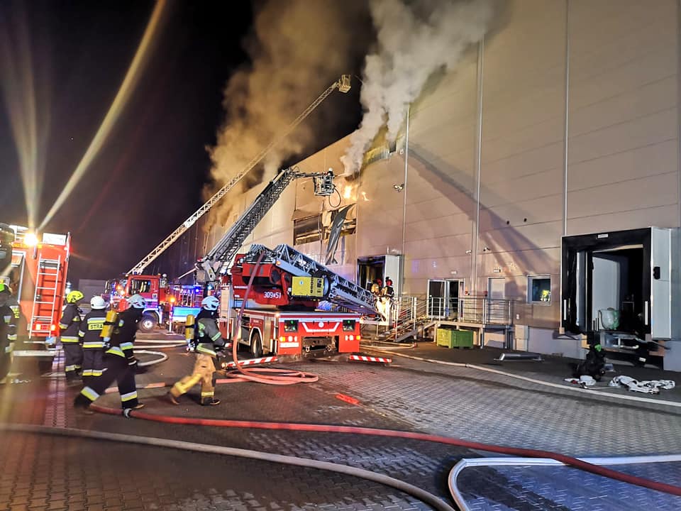 Z wielkim pożarem w zakładach mięsnych Tarczyński pod Wrocławiem zmagało się 36 jednostek straży pożarnej.