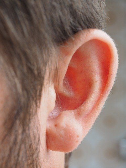 Ból ucha – przyczyny, diagnostyka, leczenie, domowe sposoby na ból ucha