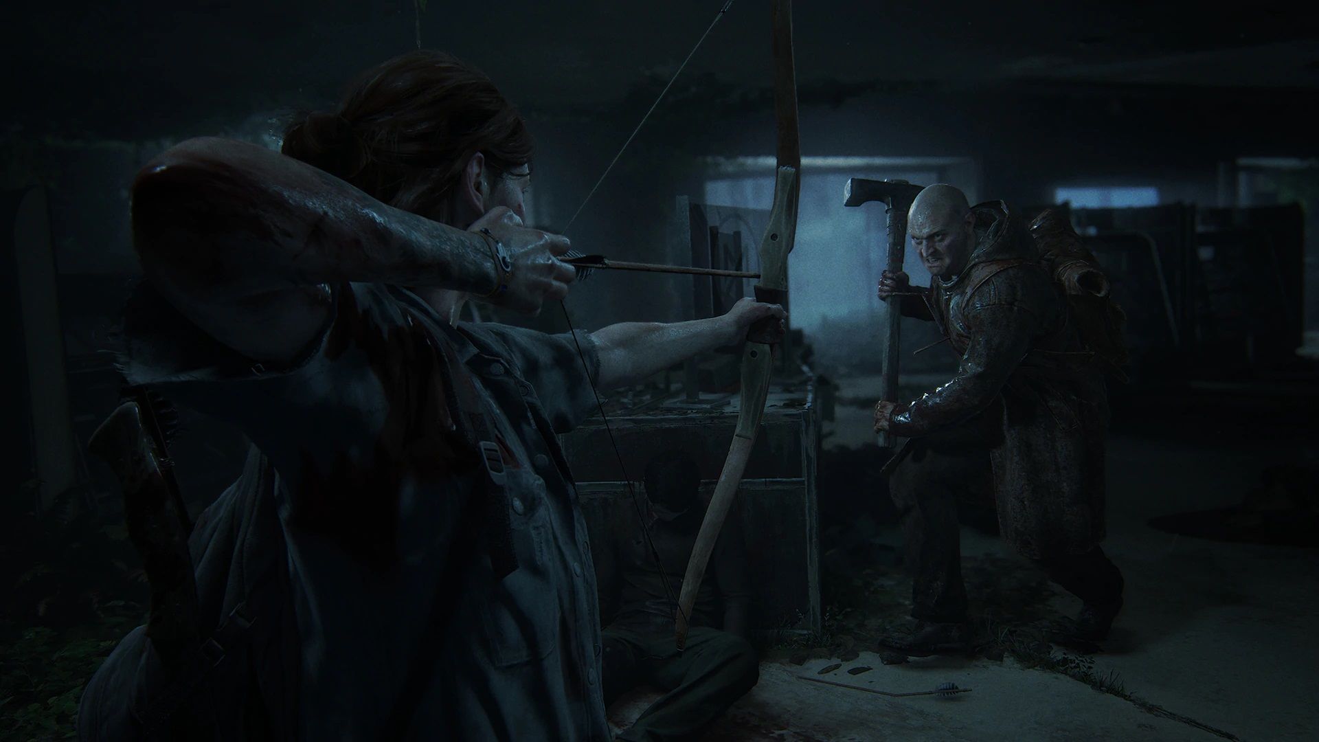 Ellie mierząca z łuku do uzbrojonego w siekierę przeciwnika w The Last of Us Part II