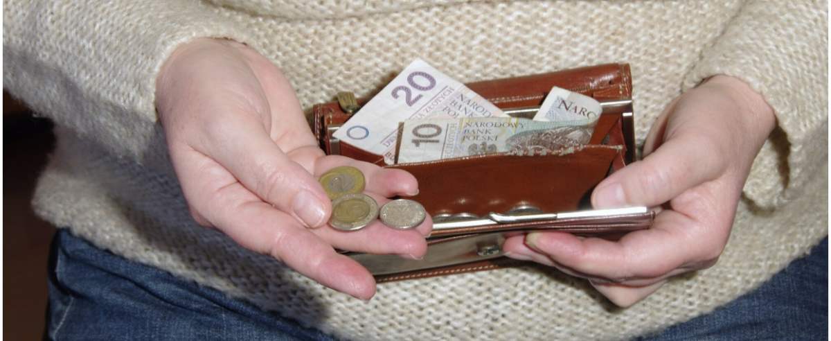 PHOTO: ZOFIA I MAREK BAZAK / EAST NEWS Kobieta wklada pieniadze do portfela