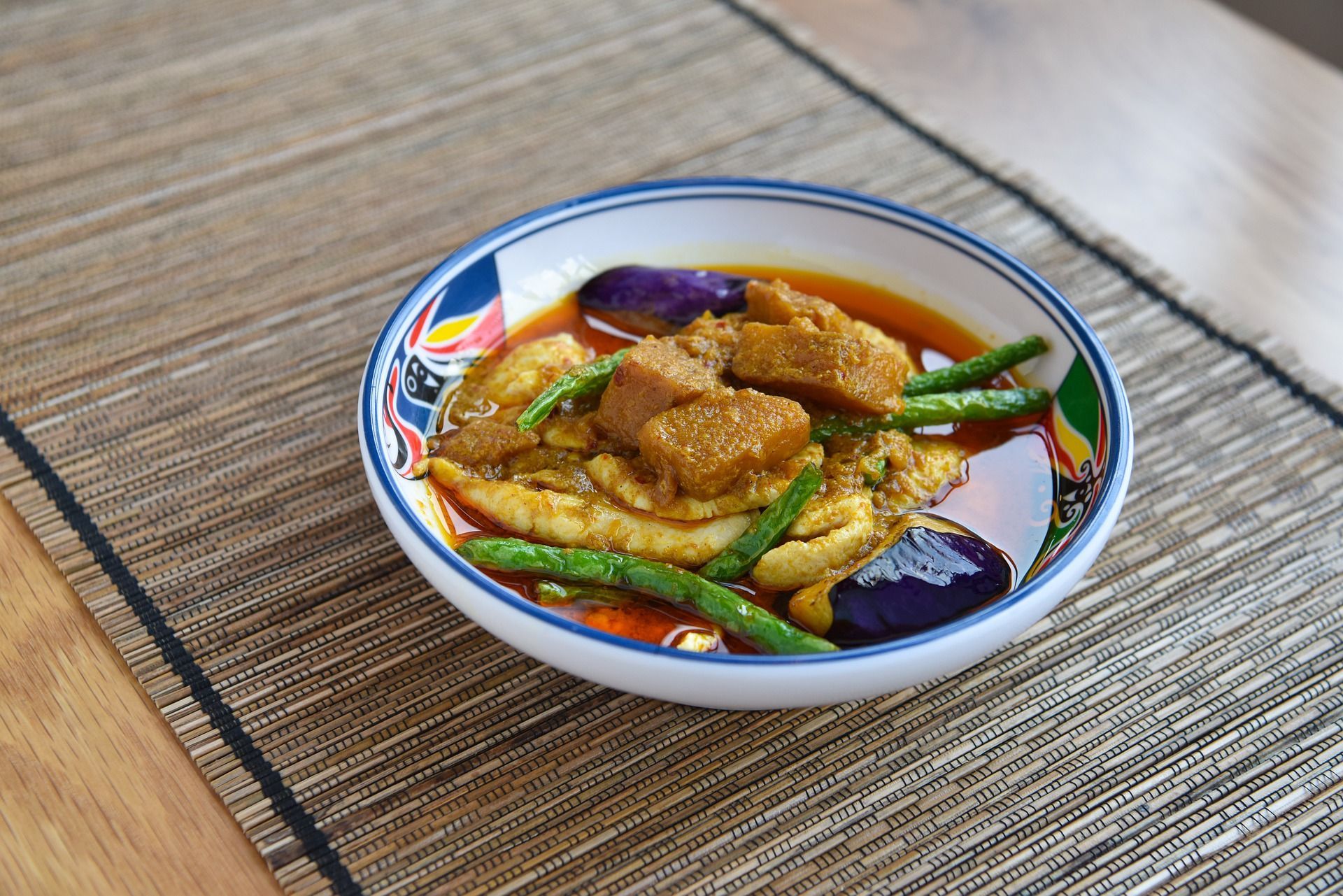 Curry z tofu z pieczarkami i groszkiem cukrowym