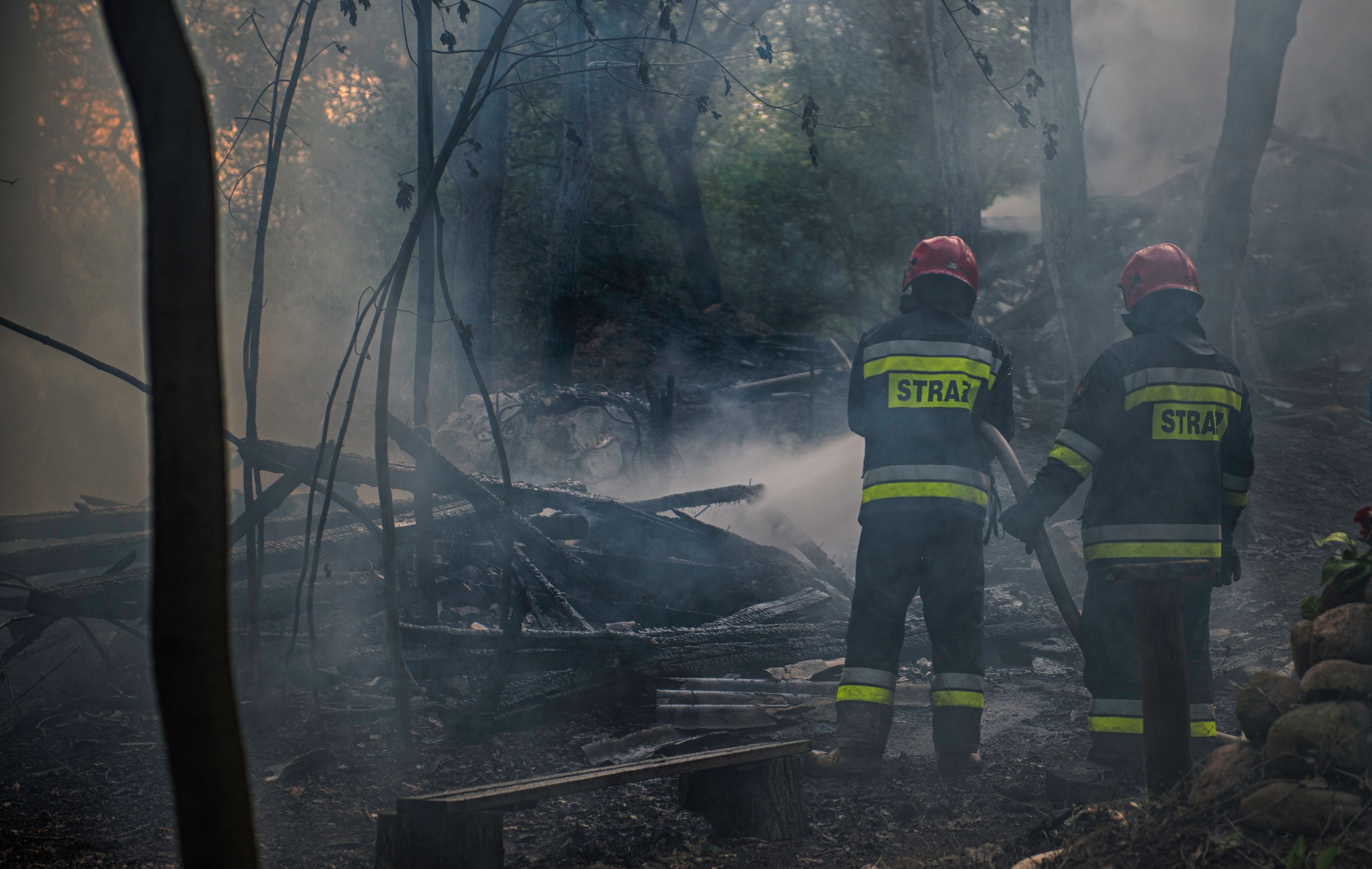 W trakcie gaszenia pożaru pustostanu w Napiwodzie strażacy znaleźli dwa zwęglone ciała.