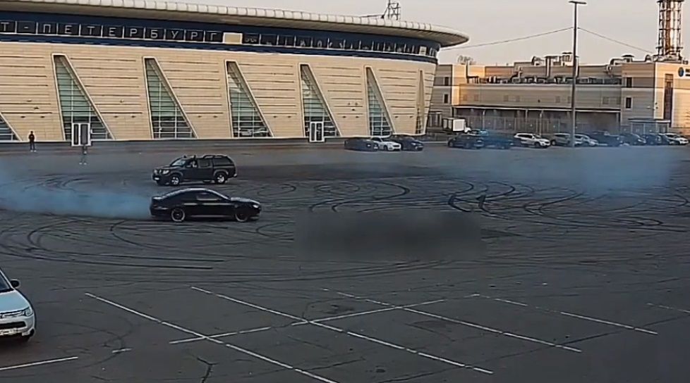 Kierowca BMW kręcił bączki na parkingu. Jego auto stanęło w płomieniach.