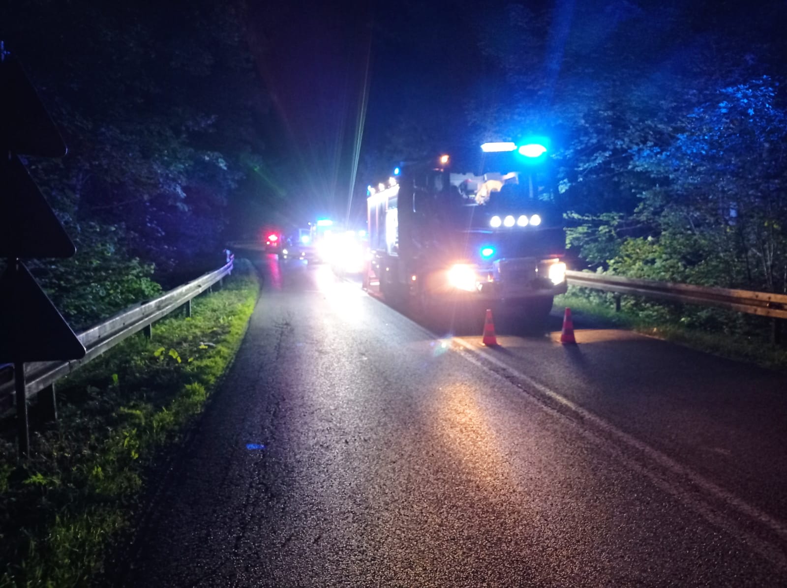 Poważny wypadek w polskiej miejscowości. Nie żyje 17-latek, auto runęło ze skarpy
