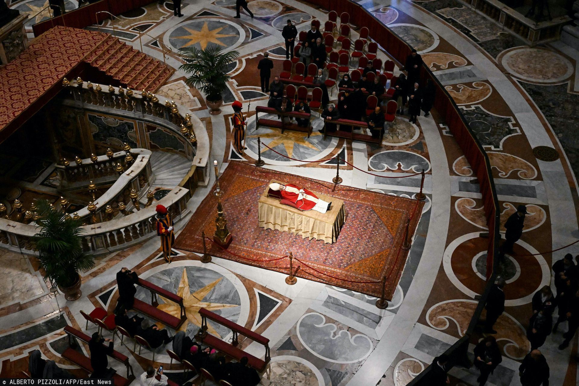 Stanisław Dziwisz modlił się przy ciele papieża Benedykta XVI