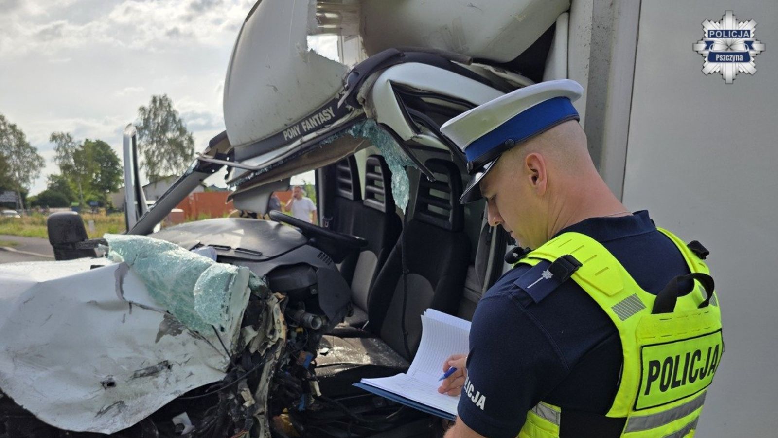 Dramatyczny wypadek na DW931. TIR zderzył się z busem, lądował śmigłowiec LPR