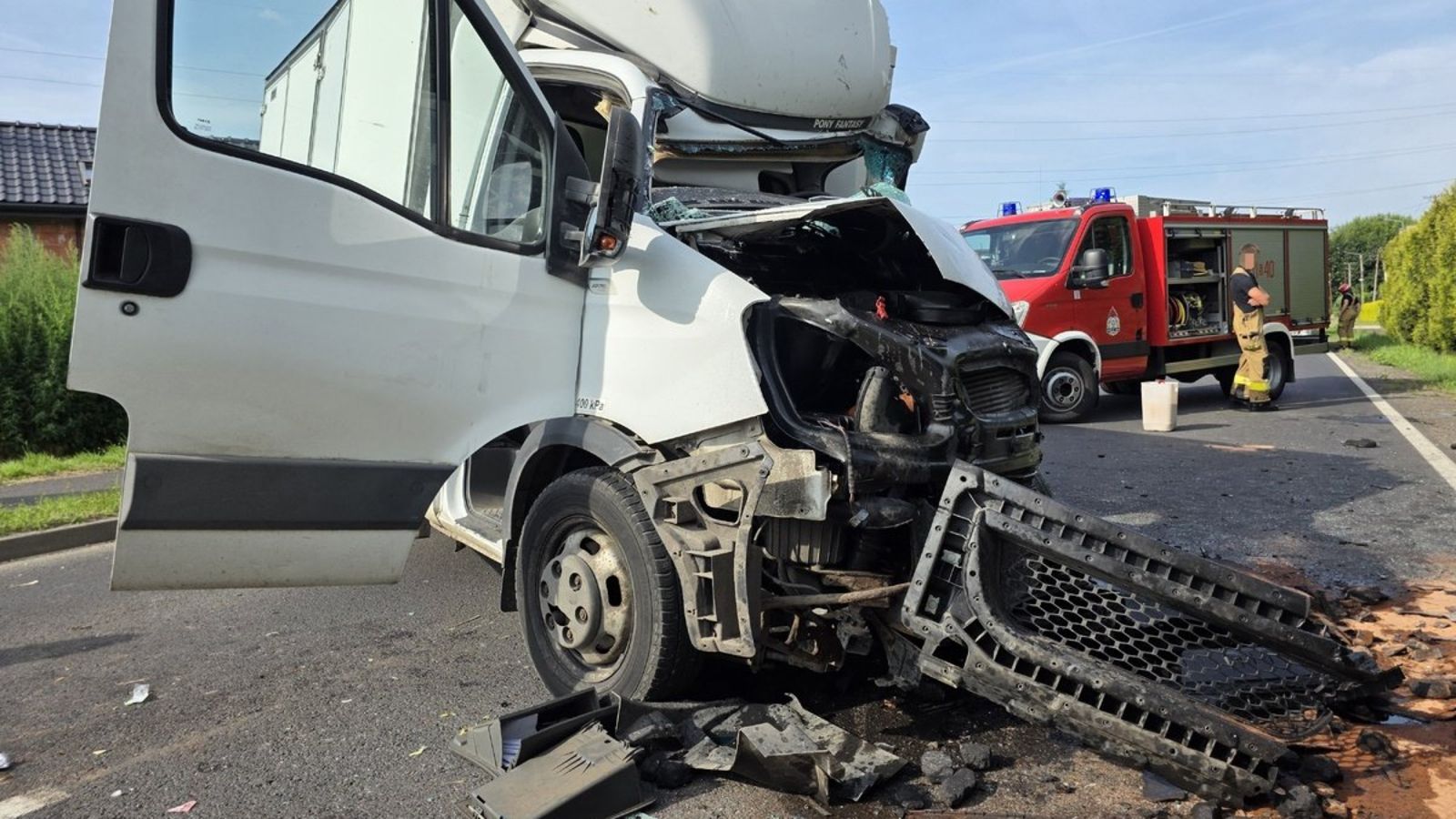 Dramatyczny wypadek na DW931. TIR zderzył się z busem, lądował śmigłowiec LPR