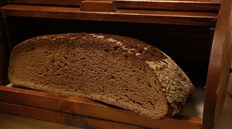 chleb w chlebaku