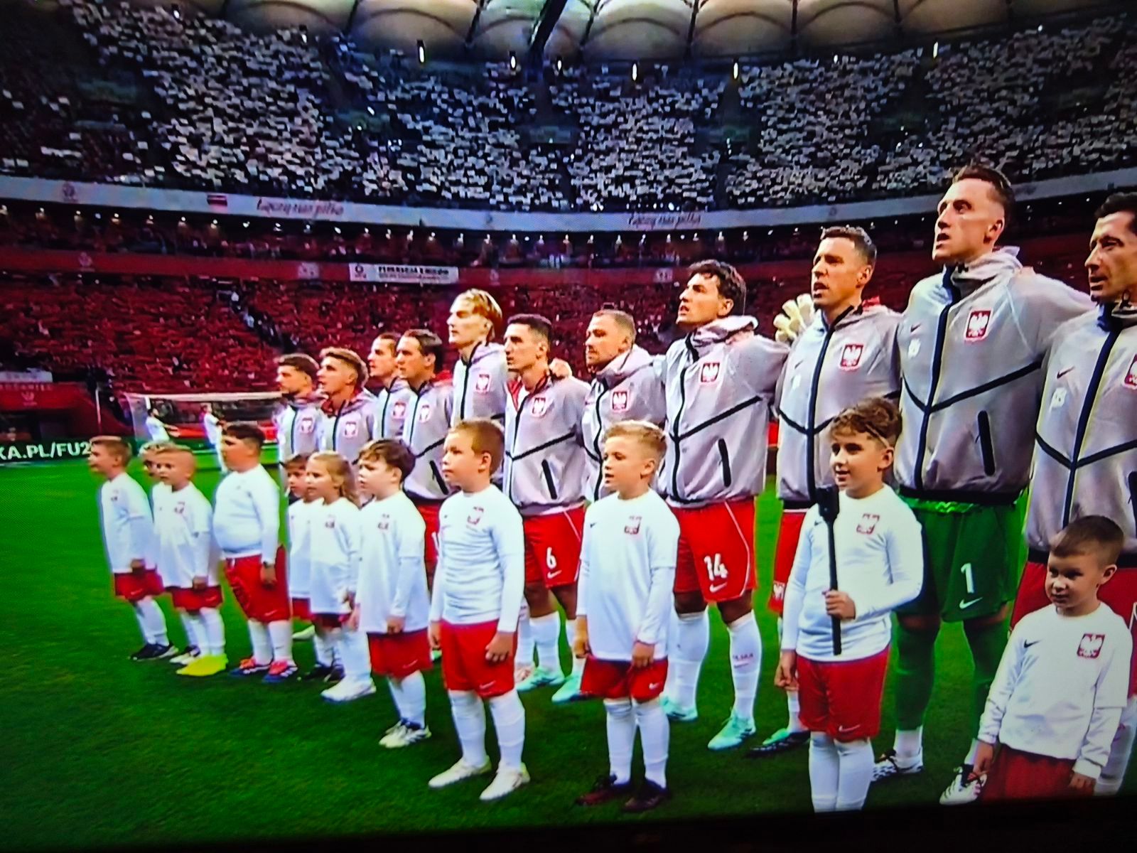Poruszające sceny tuż przed meczem Polska - Bośnia. Kibice i piłkarze mieli łzy w oczach 