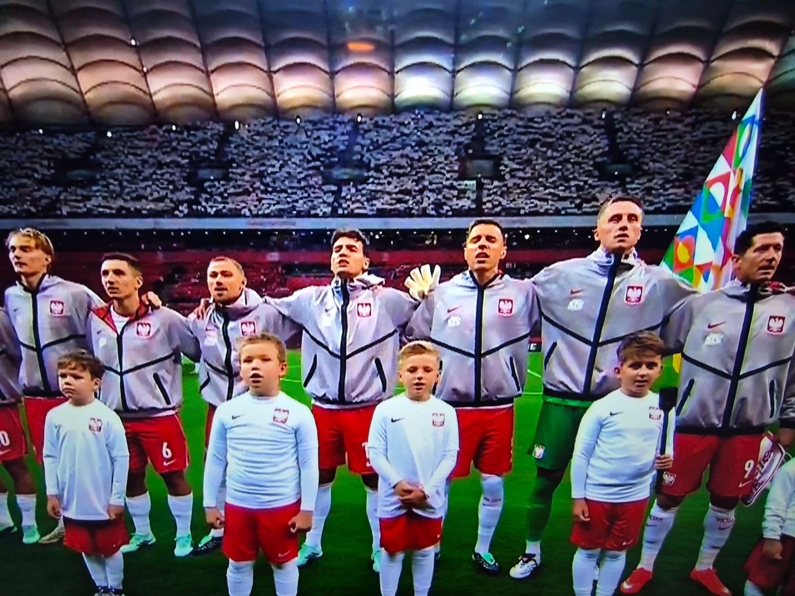 Poruszające sceny tuż przed meczem Polska - Bośnia. Kibice i piłkarze mieli łzy w oczach 