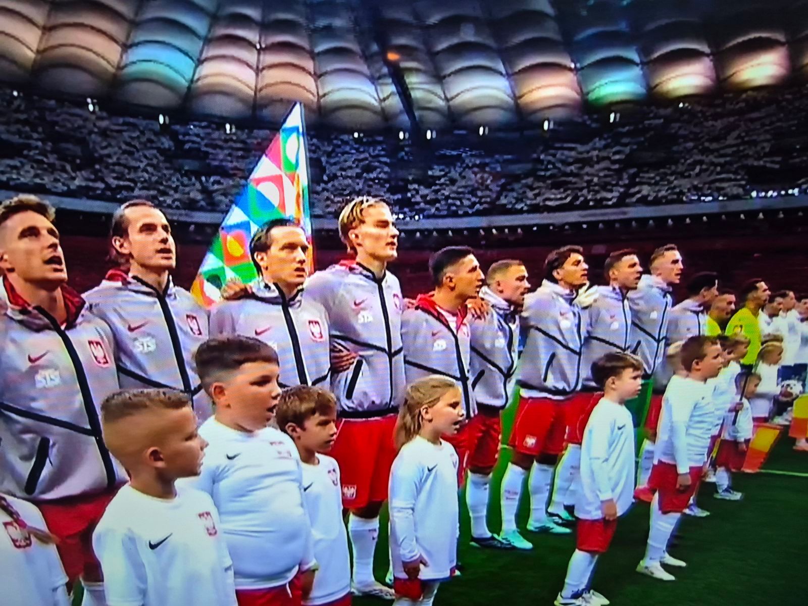 Poruszające sceny tuż przed meczem Polska - Bośnia. Kibice i piłkarze mieli łzy w oczach 