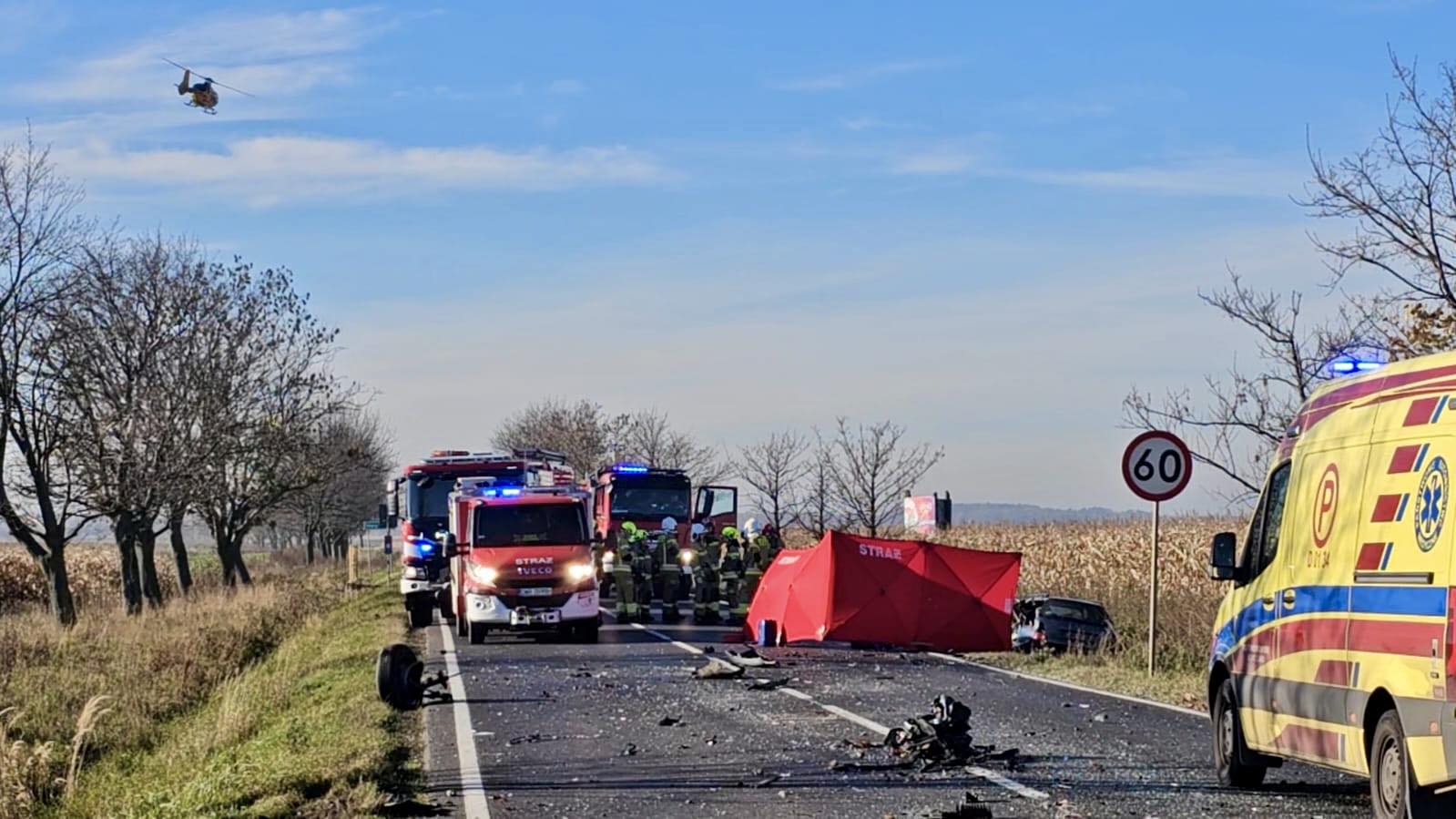 Koszmarny wypadek we Wszystkich Świętych. Nie żyje młody kierowca, w akcji wiele służb