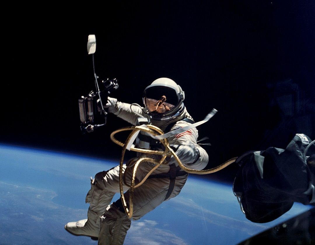 Astronauta na spacerze kosmicznym