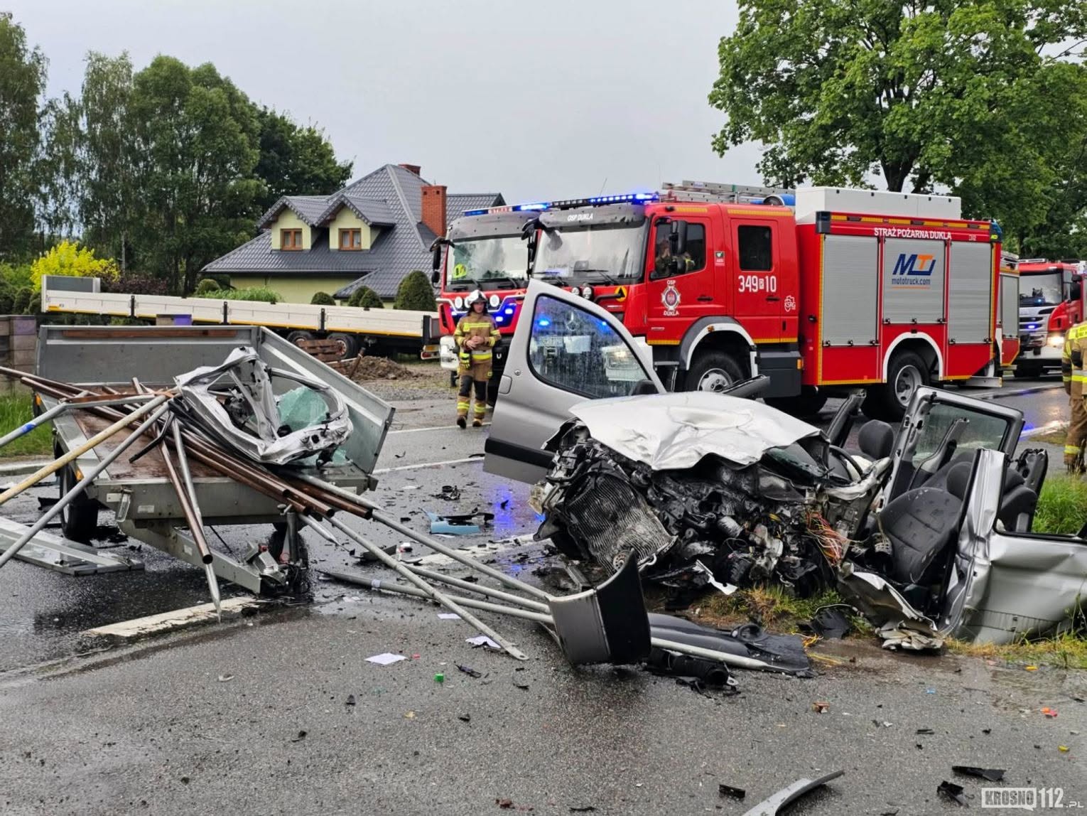 Osobówka zderzyła się z ciężarówką i wypadła z drogi. Służby w akcji, kierowca był uwięziony