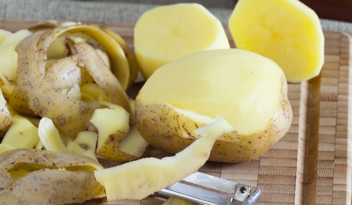 Przenigdy nie wyrzucaj obierków z ziemniaków. Wykorzystasz je w zaskakujący sposób