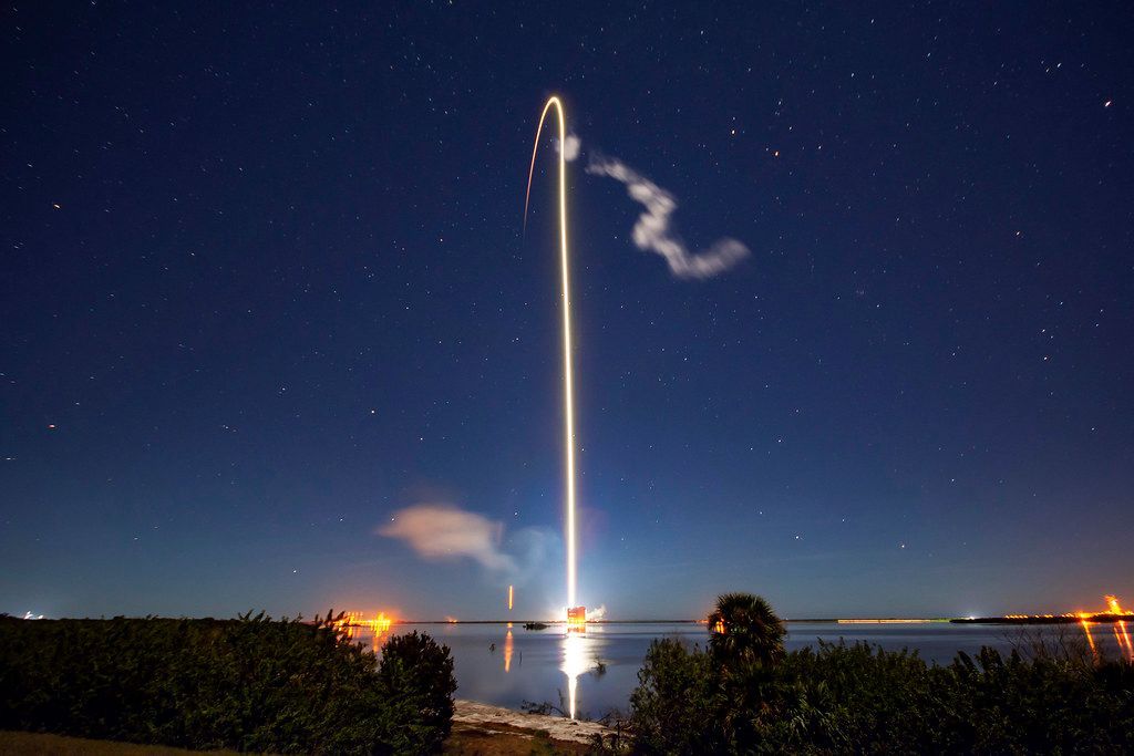 Start rakiety wynoszącej na orbite satelity Starlink.