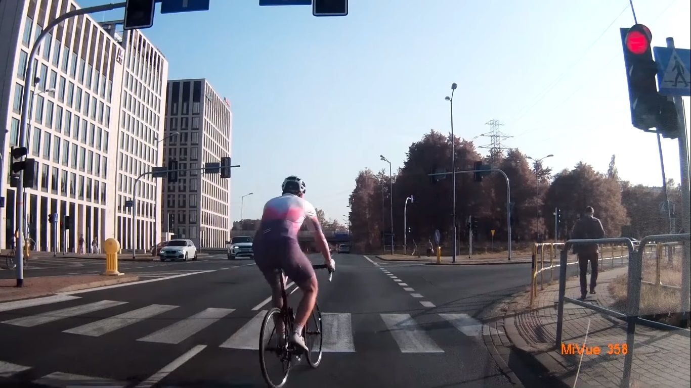 Wideo - rowerzysta jedzie na czerwonym