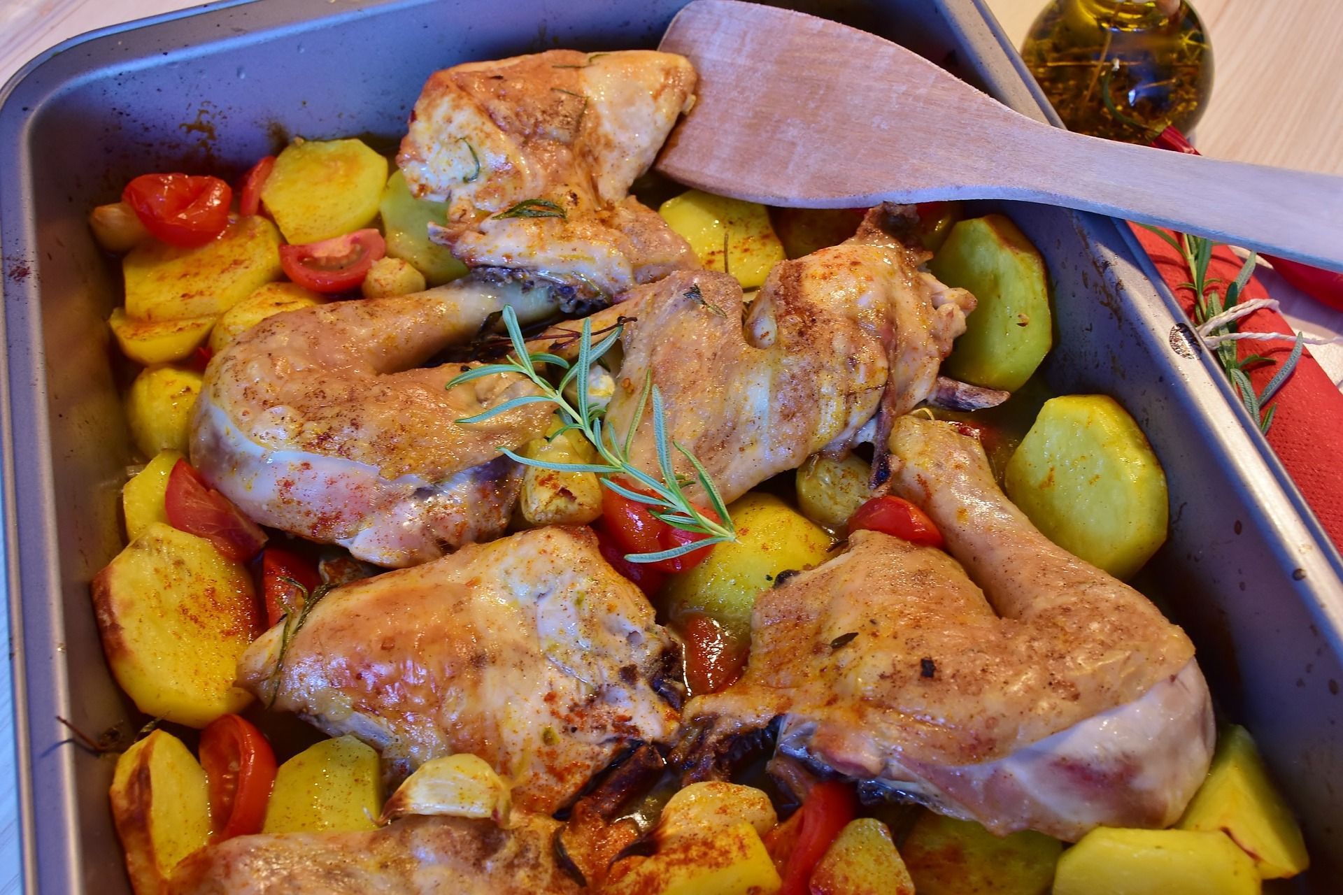 Kurczak balsamico z pieczonymi batatami i surówką z ogórka – doskonały rodzinny obiad