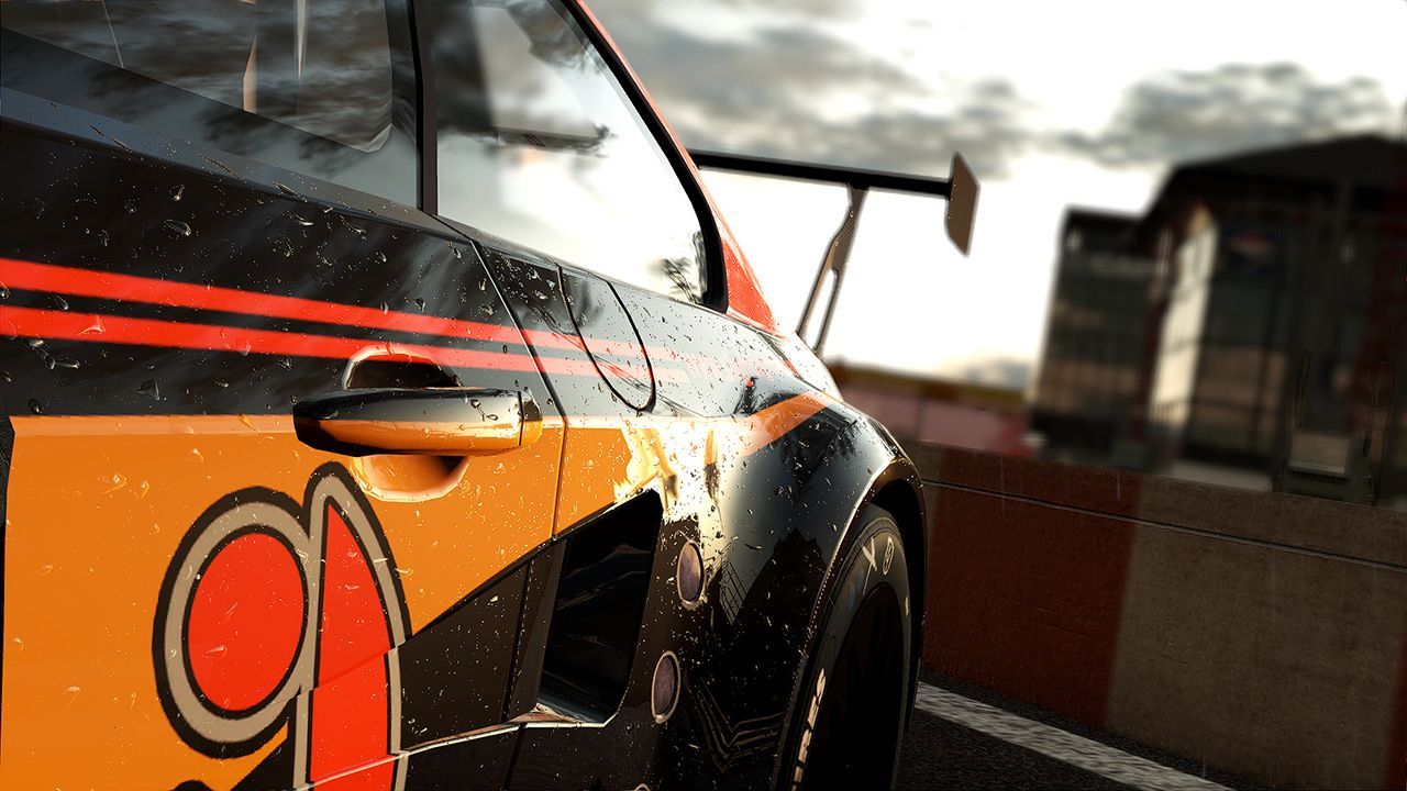 Zbliżenie na bok pomarańczowo-czarnego samochodu wyścigowego