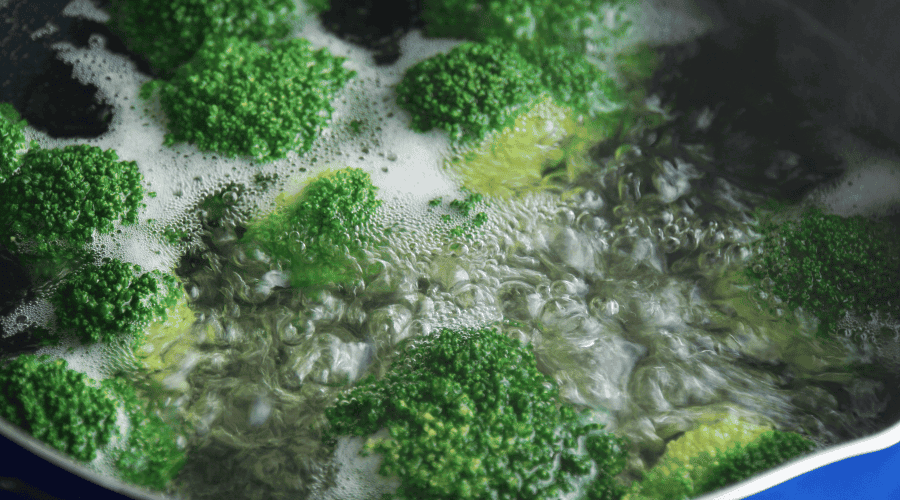 Jak usunąć nieprzyjemny zapach podczas gotowania brokułów?