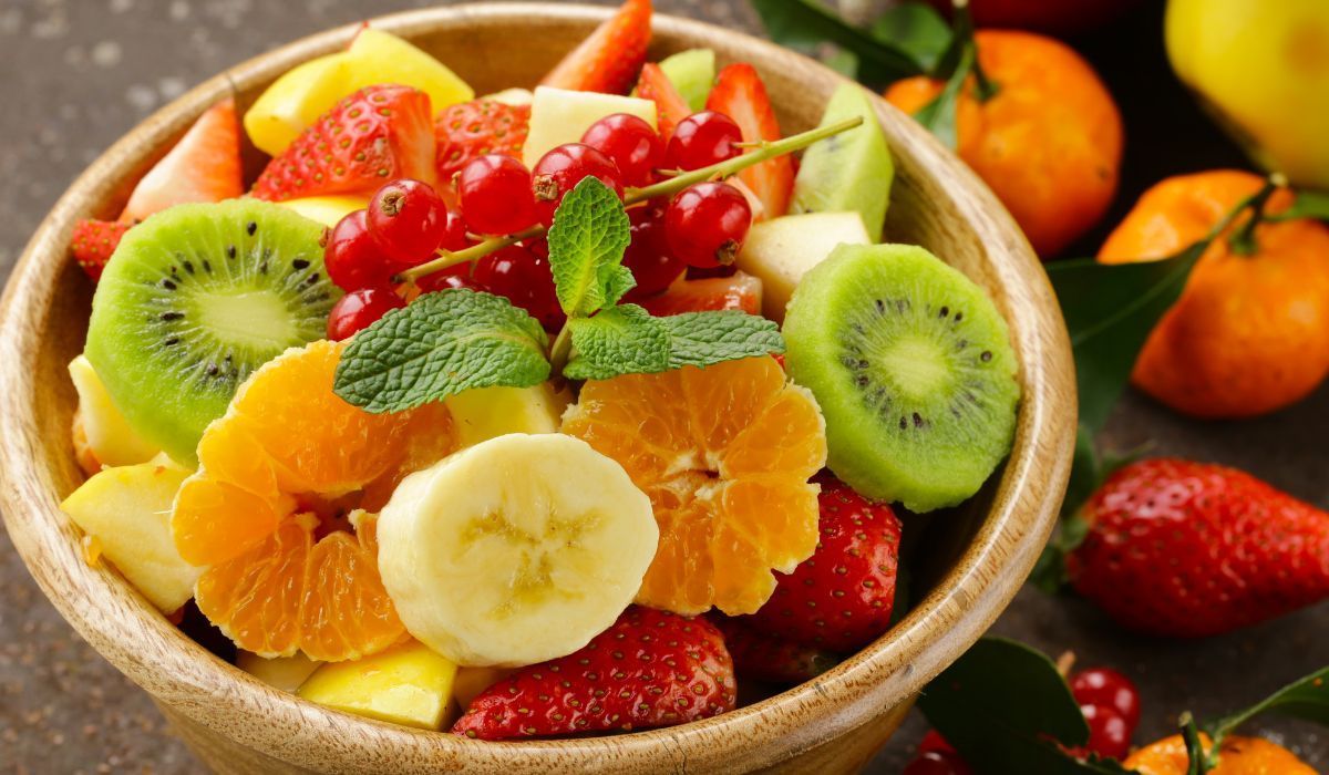 Sałatka owocowa bije na głowę każdy deser. Sos zrobisz z 3 prostych składników