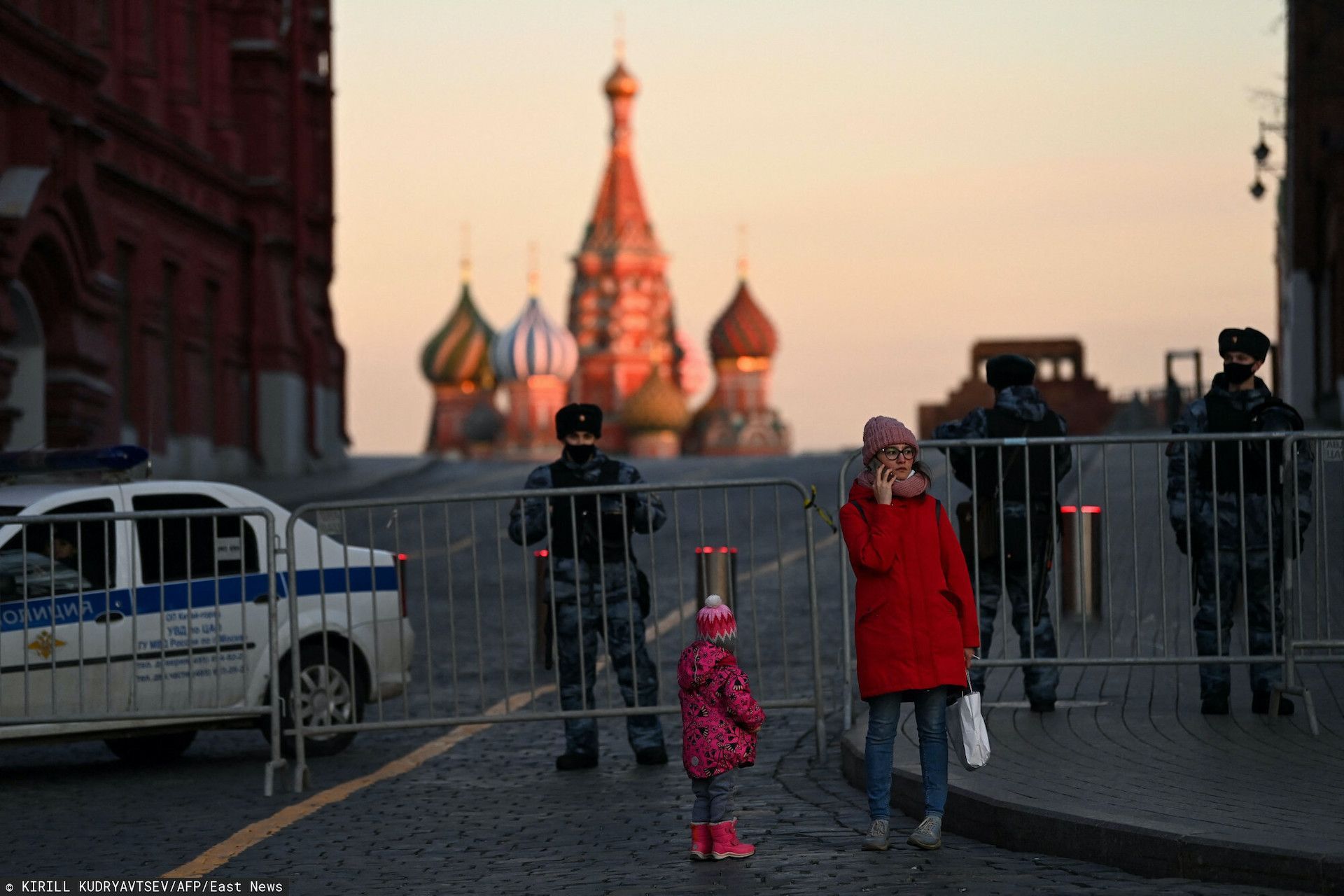 BBC: Rosjanie masowo czytają wiadomości o wojnie w Ukrainie