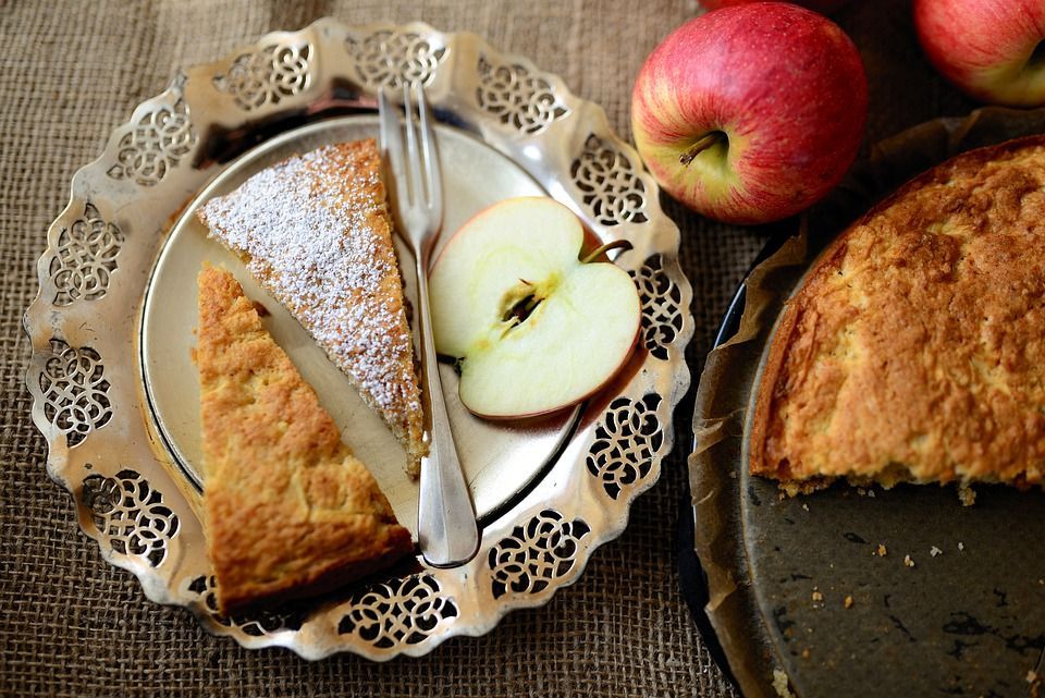 Szarlotka bezglutenowa jest równie smaczna co tradycjna wersja ciasta z jabłkami